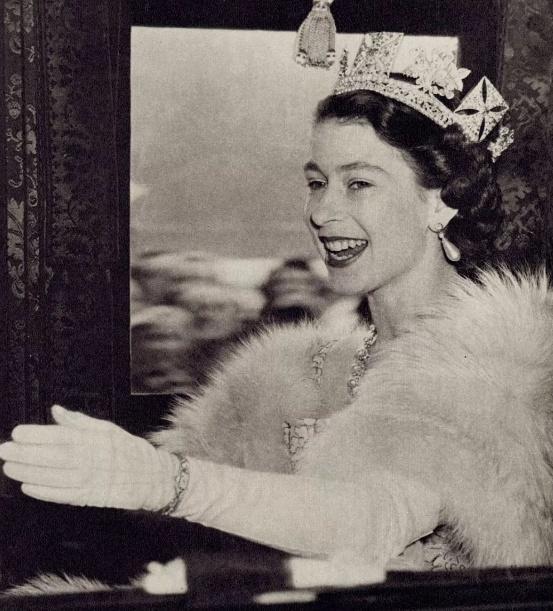 英女王辉煌一生,拥有的珠宝不计其数,皇冠却是最为耀眼的存在