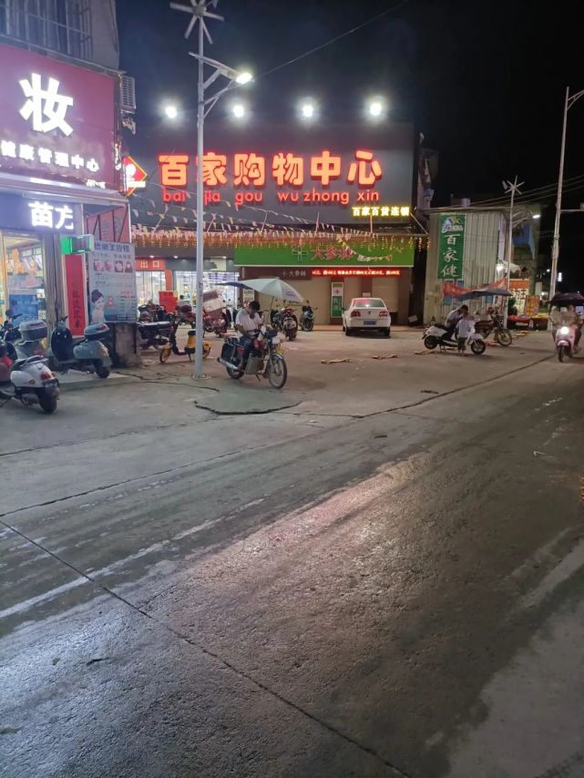网友爆料称,近日玉林市樟木镇晚上出来的人很少,超市和街边摊贩都没