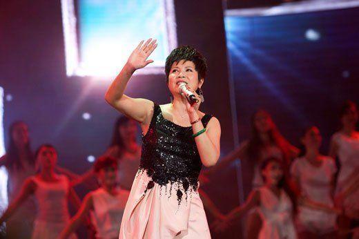 4月12日,歌手杭天琪在社交平台上与女儿合影,宣布参加综艺节目《妈妈