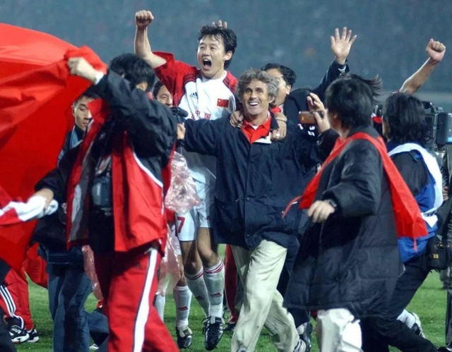 回顾国足2002年晋级世界杯:占天时地利人和,现役国足