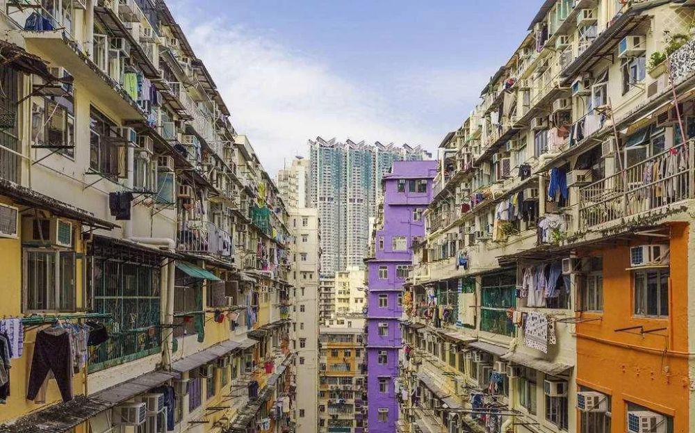 为何香港人宁愿住"棺材房",也不去内地买房?香港人:我们不傻