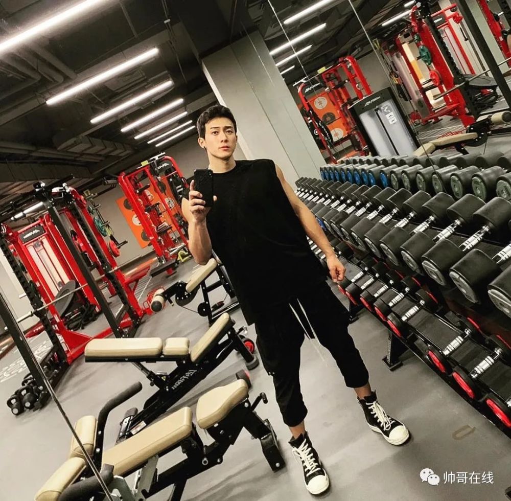 侯雯元的好身材, 不单指肌肉线条, 还与他身材比例有关.