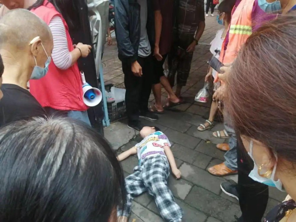 疫情防控现场一小男孩突然晕倒工作人员及时将其送医已无大碍