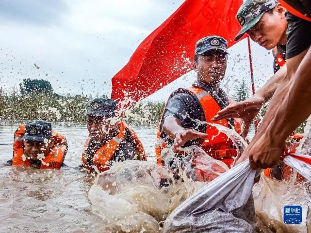 纪念碑不远处,是一座长80余米的驳船造型建筑——九江抗洪纪念馆.