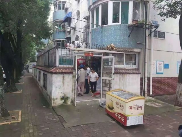 这几处违建均为当事业主在一楼院内搭建用于堆放物品,严重影响小区内