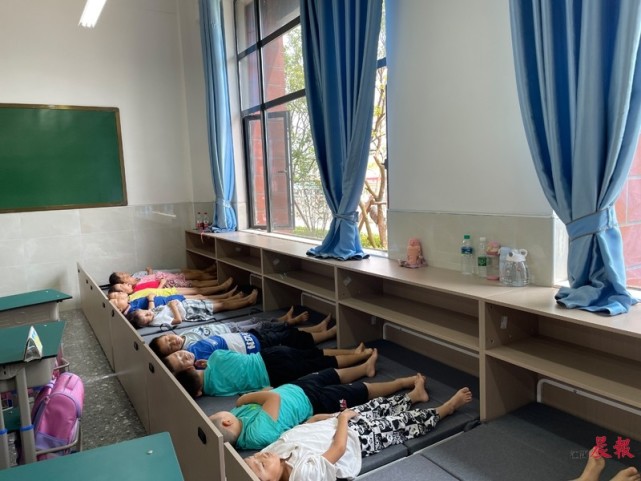 南昌县文山路学校的一年级学生正在"午休床"上休息.