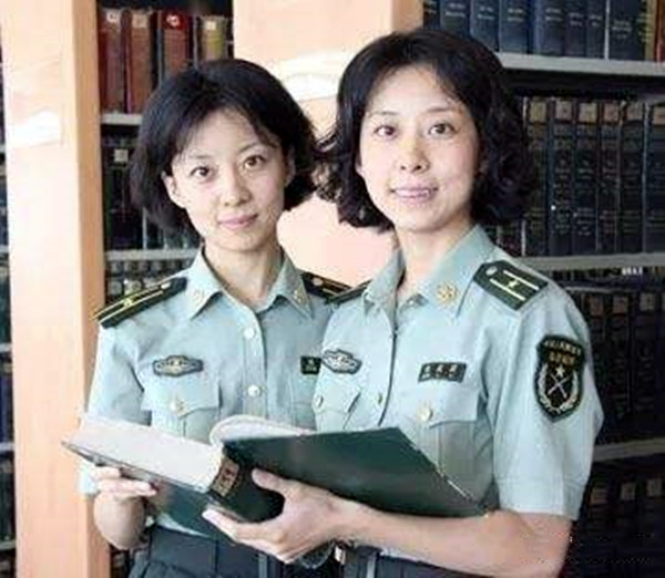 双胞胎女兵因阅兵走红,回绝高薪相邀归校学习,21年过去发展如何