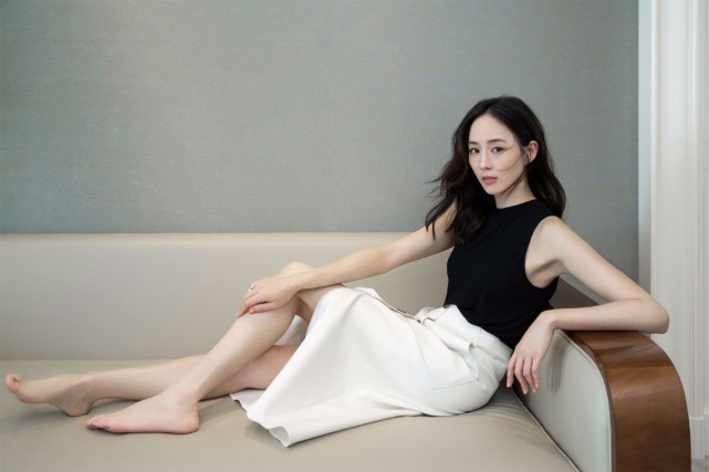 张钧甯的反应相比前段时间同样因为立场问题出事的小s来说,好了很多