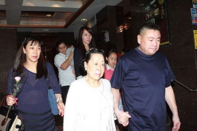 香港富商刘銮雄:关停300家国内公司,套现500亿举家移民英国