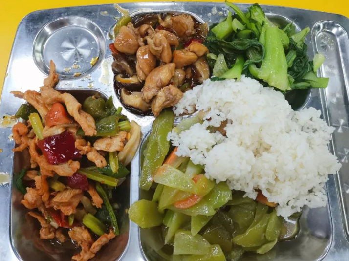 为啥学校食堂宁愿把饭菜扔掉也不愿给学生多盛食堂阿姨这样说
