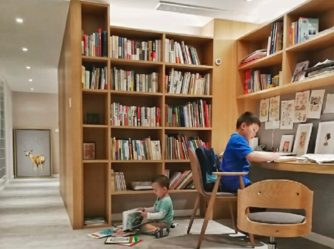 孩子上小学后,宝妈将客厅改造成书房,网友:真正的学霸