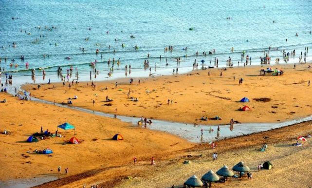 烟台"金沙滩"沙细金黄,海水洁净,是拥有天然气质的旅游净土