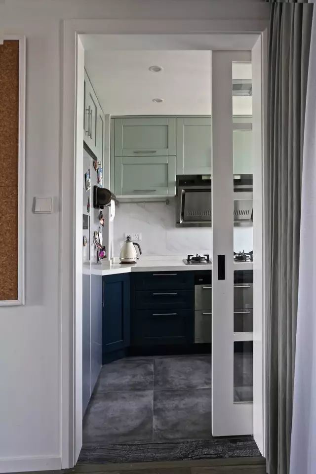 小户型厨房门你会选择怎样的颜色?黑色,白色还是原木色?