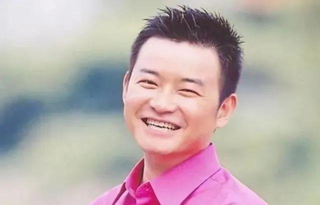 央视知名主持李佳明,因一句话辞职央视远赴美国,45岁现状如何