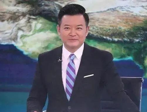 央视知名主持李佳明,因一句话辞职央视远赴美国,45岁现状如何