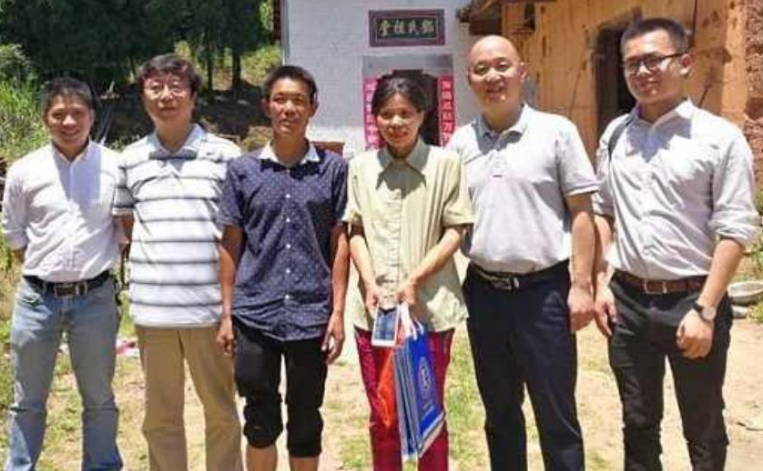 人大才女伍继红,毕业后失业嫁给光棍成为低保户,她输在了哪里?