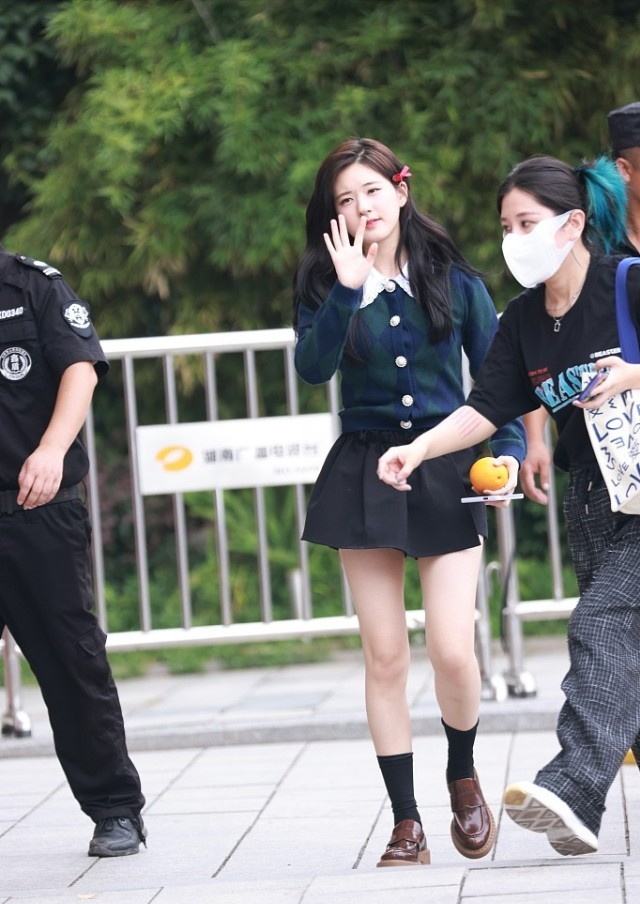 赵露思生图好真实,一身学院风穿搭挺软萌,路人镜头下
