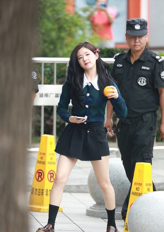 赵露思生图好真实,一身学院风穿搭挺软萌,路人镜头下仍有辨识度