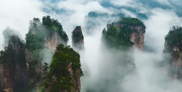 中国最奇妙的空中建筑景观堪称湖南张家界300米高空上的天梯