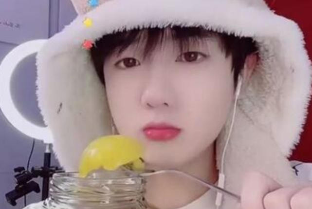 真不知道风小逸到底哪来的自信,明明皮肤底子不是很