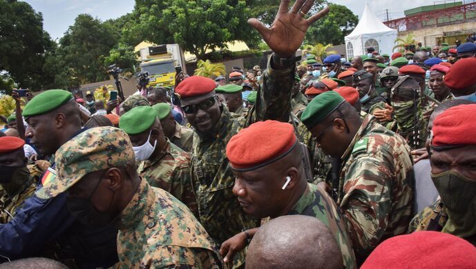 如今,敦布亚已被广泛视为掌控几内亚局势的新的铁腕人物.
