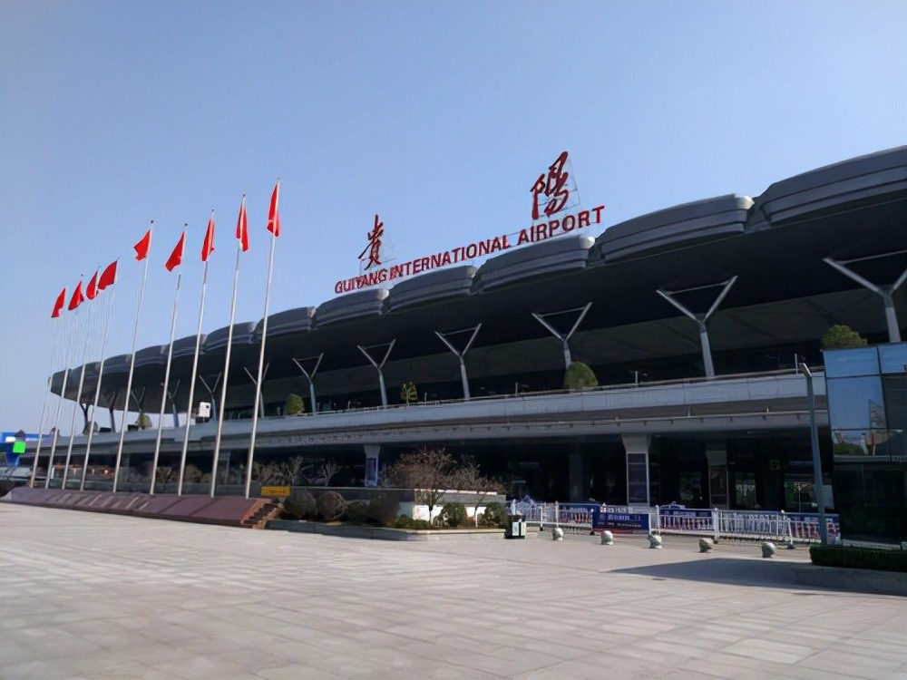 贵阳龙洞堡机场位于贵州省贵阳市东郊,海拔高度为1139米,距市中心11
