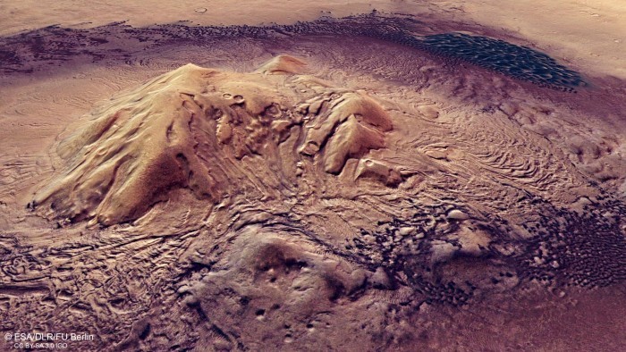 5500万公里外,好奇号拍到火星山丘画面,环境很荒凉,看
