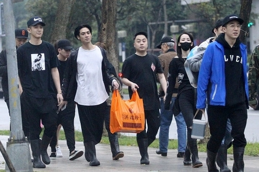 房祖名与友聚会辣妹相伴 柯震东与萧亚轩旧爱热聊