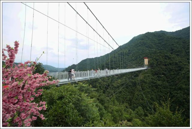 犀溪横石玻璃栈道 刘岩生 摄