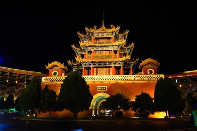鼓楼也是中卫的地标式建筑,基座中心为十字形门洞,分别通往东,南,西