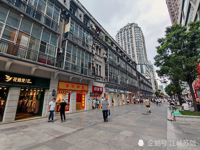 暴风雨后的"天下第一步行街"武汉江汉路步行街一瞥