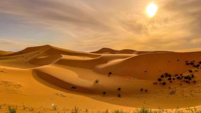 中卫沙坡头旅游越野车穿越腾格里看到最美的大漠落日