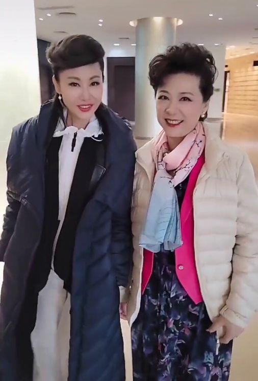王馥荔74岁还很年轻漂亮,围七彩纱巾出镜,表情不僵不硬很自然!