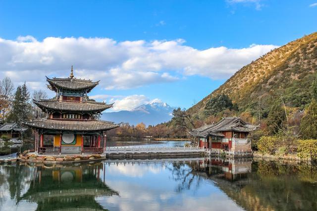 云南丽江有很多小众景点,黑龙潭就是其中一个,这里风景超美