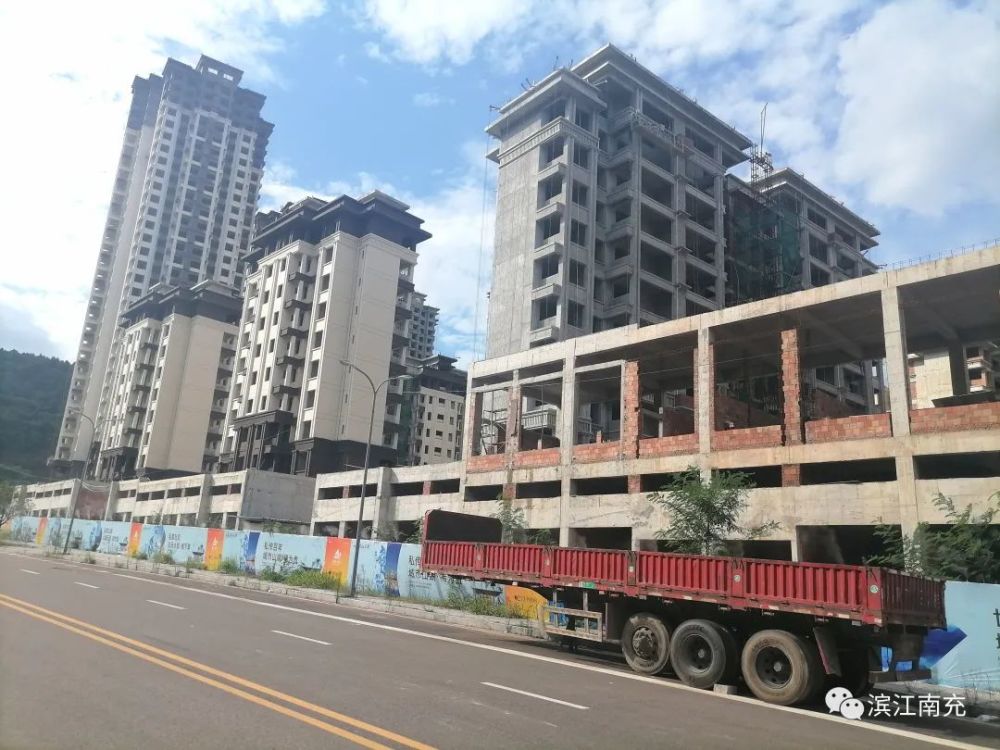 南充:多图展示!白马湖片区多个在建楼盘施工进度曝光