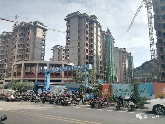 南充:多图展示!白马湖片区多个在建楼盘施工进度曝光