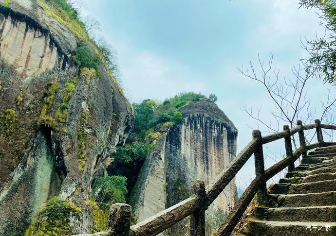 1/武夷山 武夷山位于福建省武夷山市的南郊,是中国著名的风景旅游区