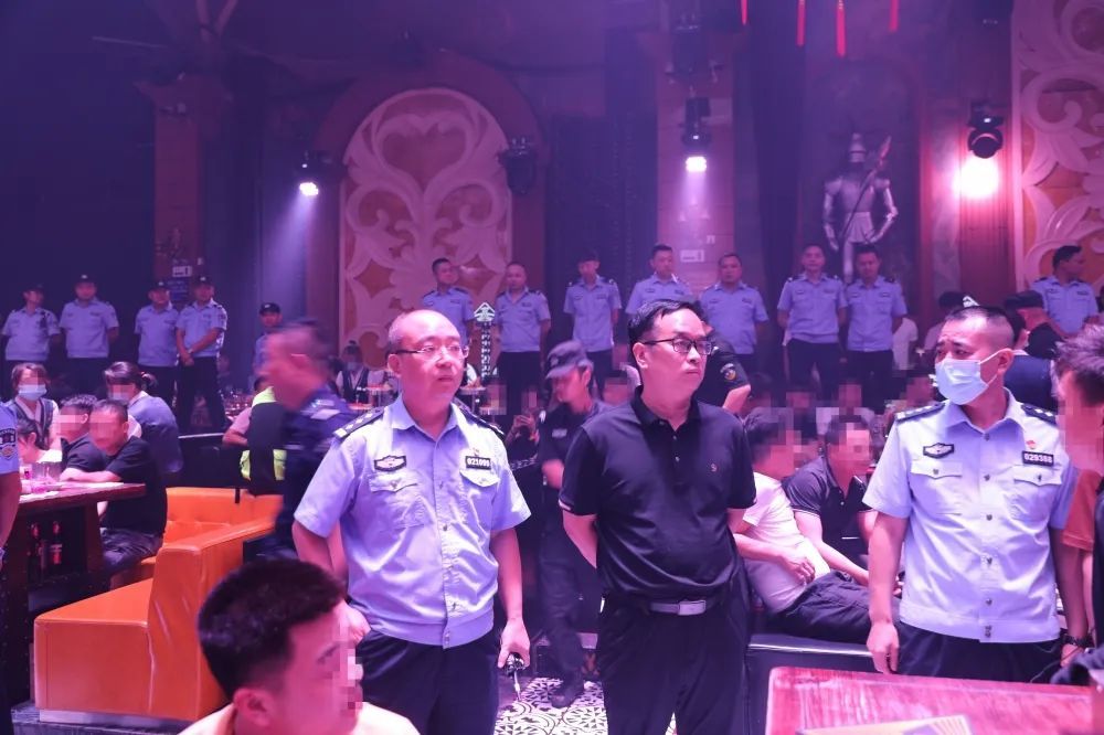 【犁庭行动】耒阳警方午夜突击清查酒吧,责令停业整顿