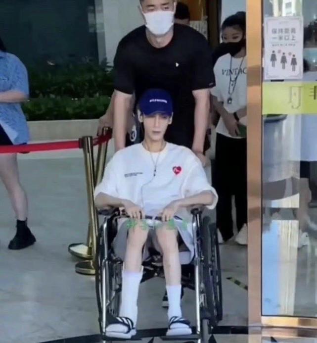 照片里的罗云熙非常瘦,脸部已经脱相,因为太瘦,颧骨十分突出,脸也被