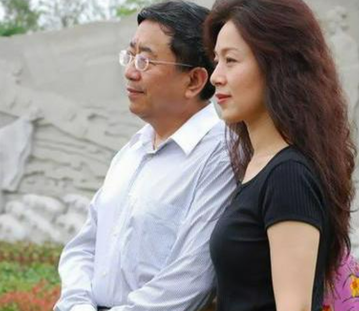 余秋雨:曾是中国最年轻的校长,抛弃糟糠之妻,46岁娶小