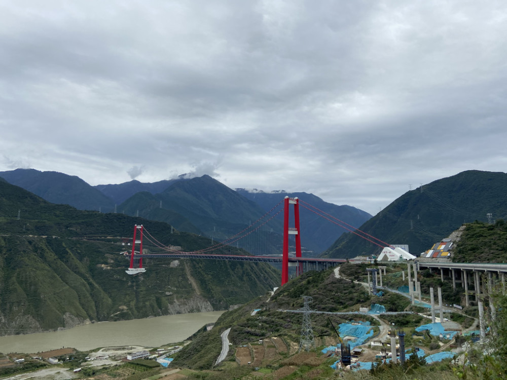 川藏公路上的西康泸定大桥可以单向通车,结束了茶马古道时代,实现了