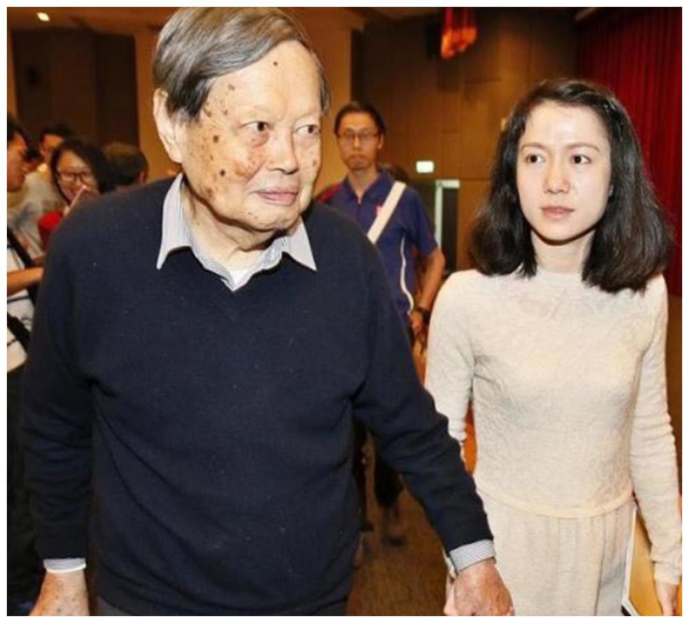 相伴16年后,44岁翁帆发福显老,而98岁杨振宁依然健壮硬朗