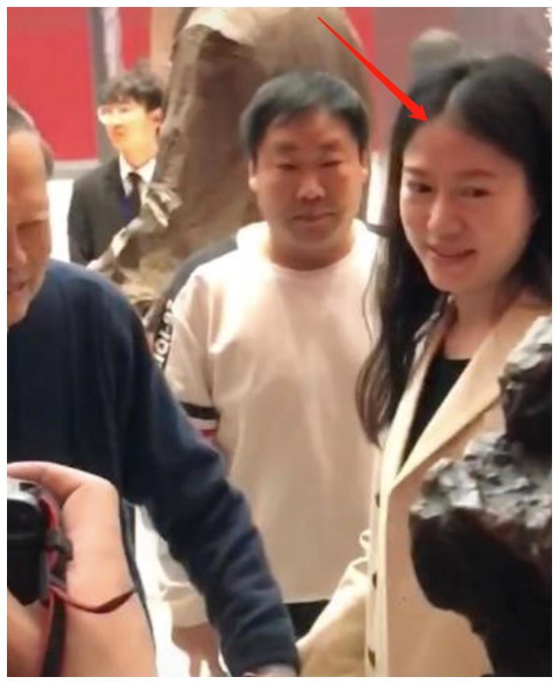 相伴16年后,44岁翁帆发福显老,而98岁杨振宁依然健壮硬朗