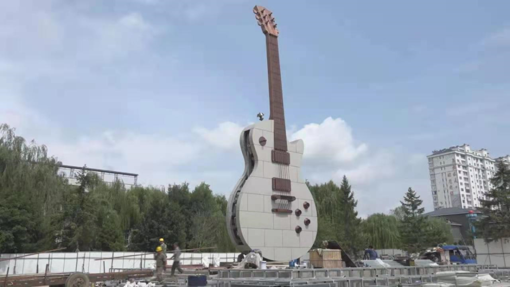 参观网红打卡地"大吉他"原址市政广场,标志性建筑大吉他曾经矗立在