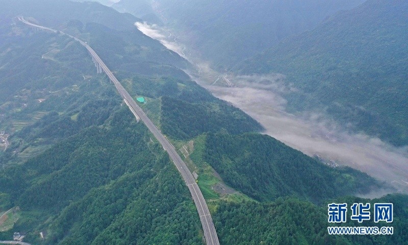 图为宣鹤高速公路鹤峰段.新华网发 杨顺丕摄