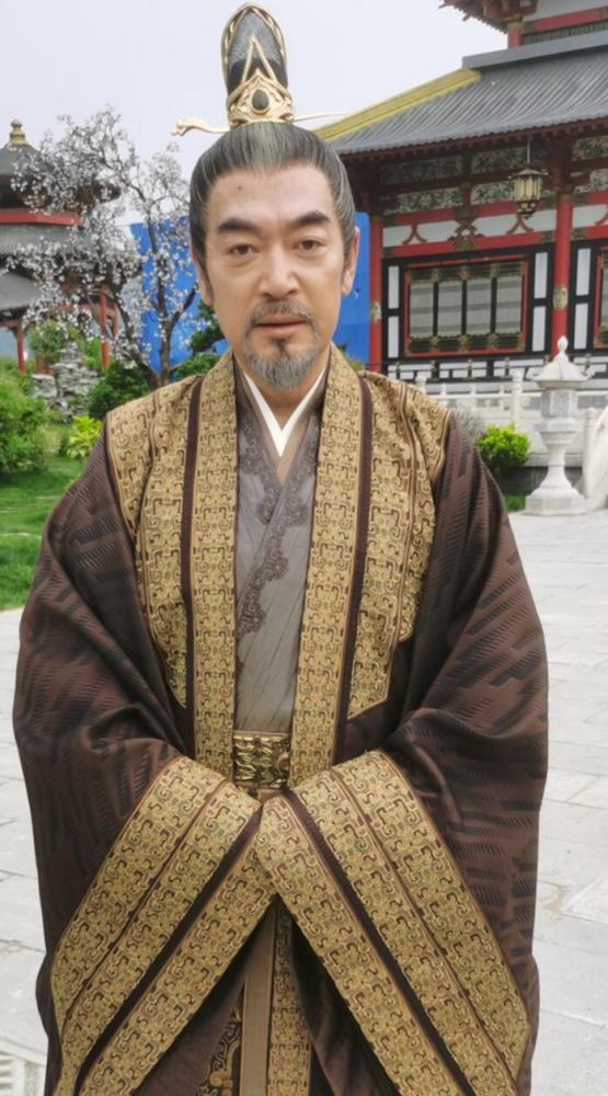 演员何涌生曝光秋日写真,型男大叔尽显复古时尚魅力