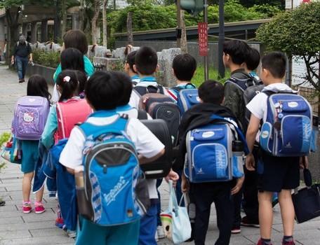 中小学放学推迟2小时,