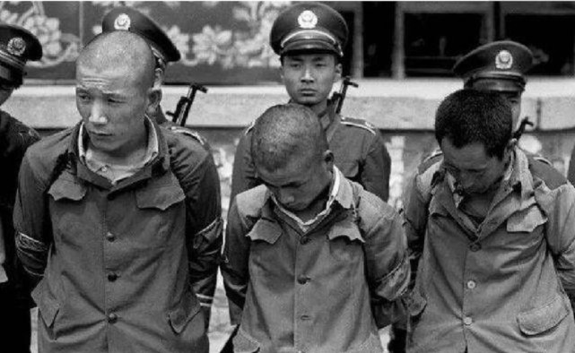 1983年我国首轮严打:唐山菜刀队50余人被枪决,他们做?
