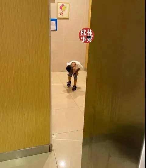 广西某商场女厕所拍到的一幕!网友们炸锅了