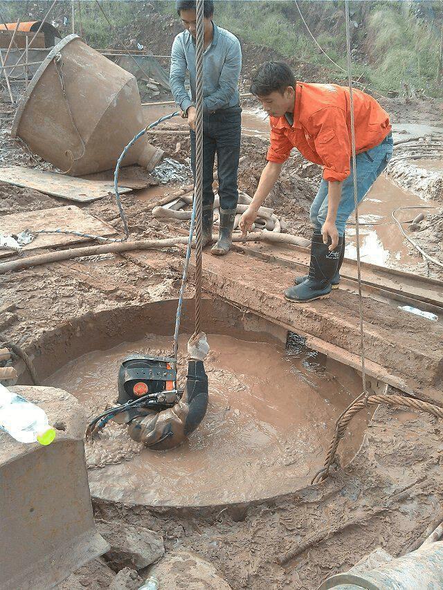 为什么工地打桩机钻头掉了要找"水鬼"打捞,而不直接